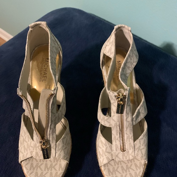 Michael Kors Wedged shoes. Never worn. Size 8 - Picture 2 of 3